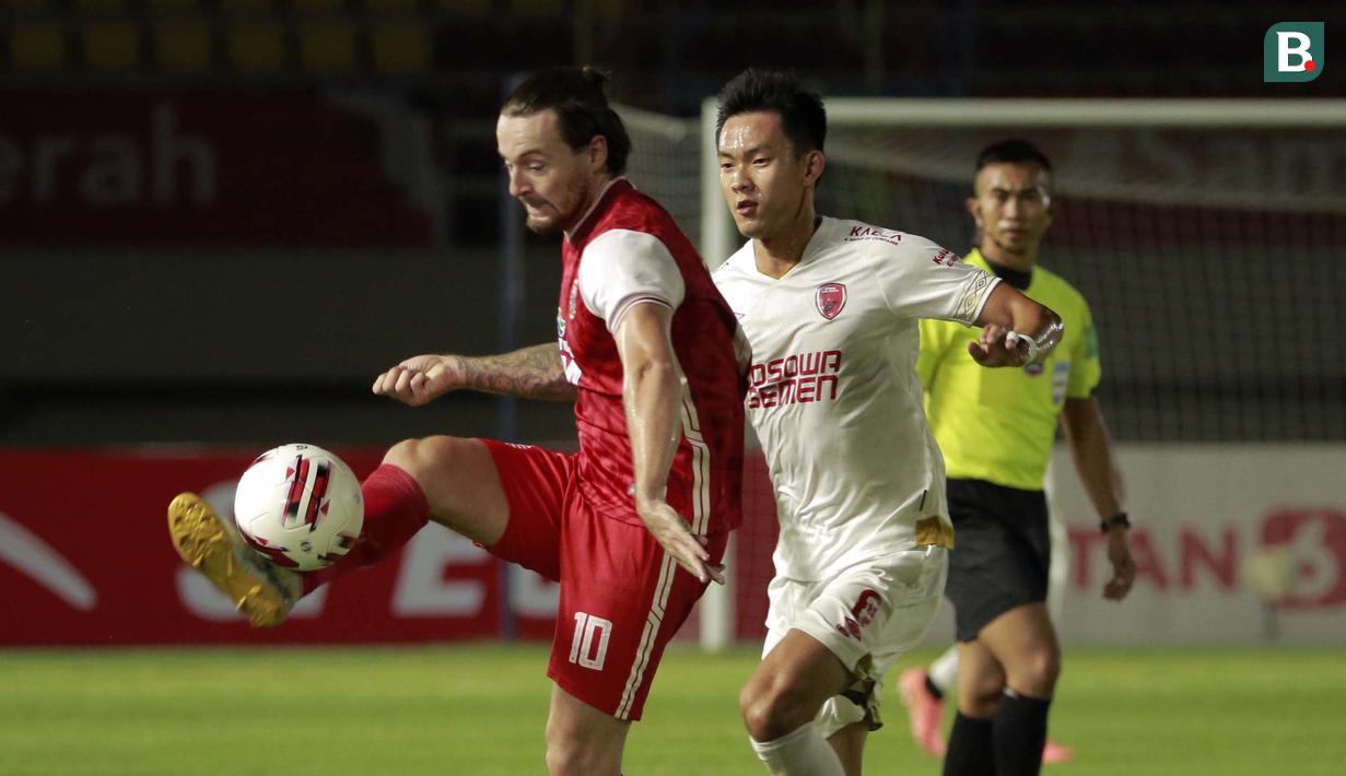 Pemain Persija Jakarta, Marc Klok (kiri) mengontrol bola dibayangi pemain PSM Makassar, Sutanto Tan dalam laga leg kedua semifinal Piala Menpora 2021 di Stadion Manahan, Solo, Minggu (18/4/2021). (Bola.com/Ikhwan Yanuar)