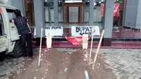 2 buah keranda dan kuburan sengaja dibuat pendemo di depan pintu masuk gedung utama DPRD Garut (Liputan6.com/Jayadi Supriadin)