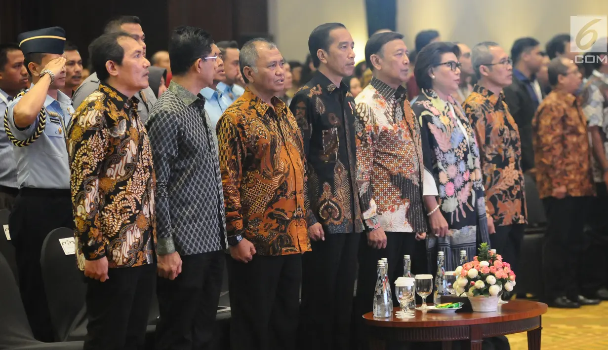 Presiden Joko Widodo (tengah) didampingi pimpinan KPK dan Menko Polhukam Wiranto menghadiri Peringatan Hari Anti Korupsi Sedunia 2018 di Jakarta, Selasa (4/12). Acara ini mengambil tema Menuju Indonesia Bebas Dari Korupsi. (Liputan6.com/Angga Yuniar)