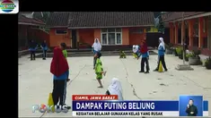 Untuk mengantisipasi hal yang berkaitan dengan keselamatan siswa dan guru, bangku dan meja siswa digeser di tepi ruangan.