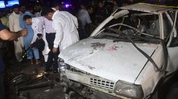 Petugas keamanan memeriksa lokasi setelah ledakan bom, di Karachi pada 12 Mei 2022. Satu orang tewas dan 12 terluka dalam ledakan bom akhir 12 Mei 2022 di Karachi, kata polisi, hanya dua minggu setelah serangan bunuh diri oleh sebuah kelompok separatis Pakistan membunuh empat orang di kota yang sama. (AFP/Asif Hassan)
