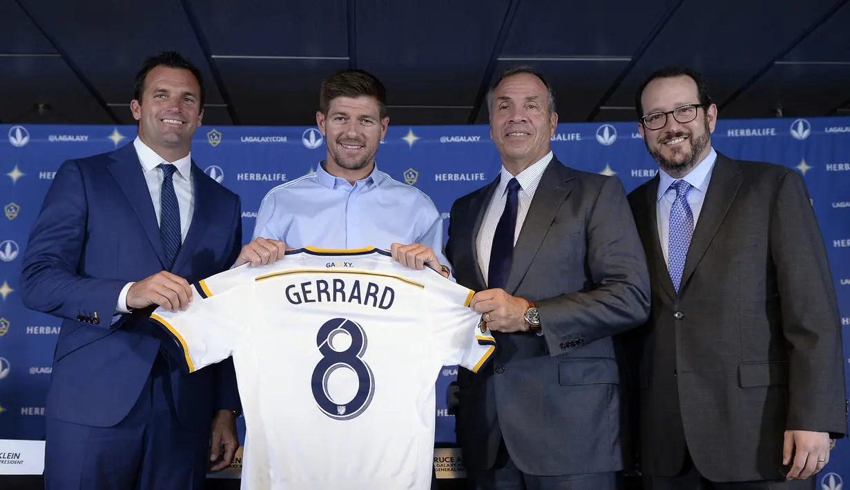 Steven Gerrard mengikat kontrak dengan LA Galaxy pada 7 Juli 2015. Selama dua tahun memperkuat LA Galaxy, ia mencatat 38 kali penampilan dan mencetak 5 gol. Gerrard meninggalkan LA Galaxy setelah memainkan partai terakhirnya pada 6 November 2016. (AFP/Kevork Djansezian/Getty Images)