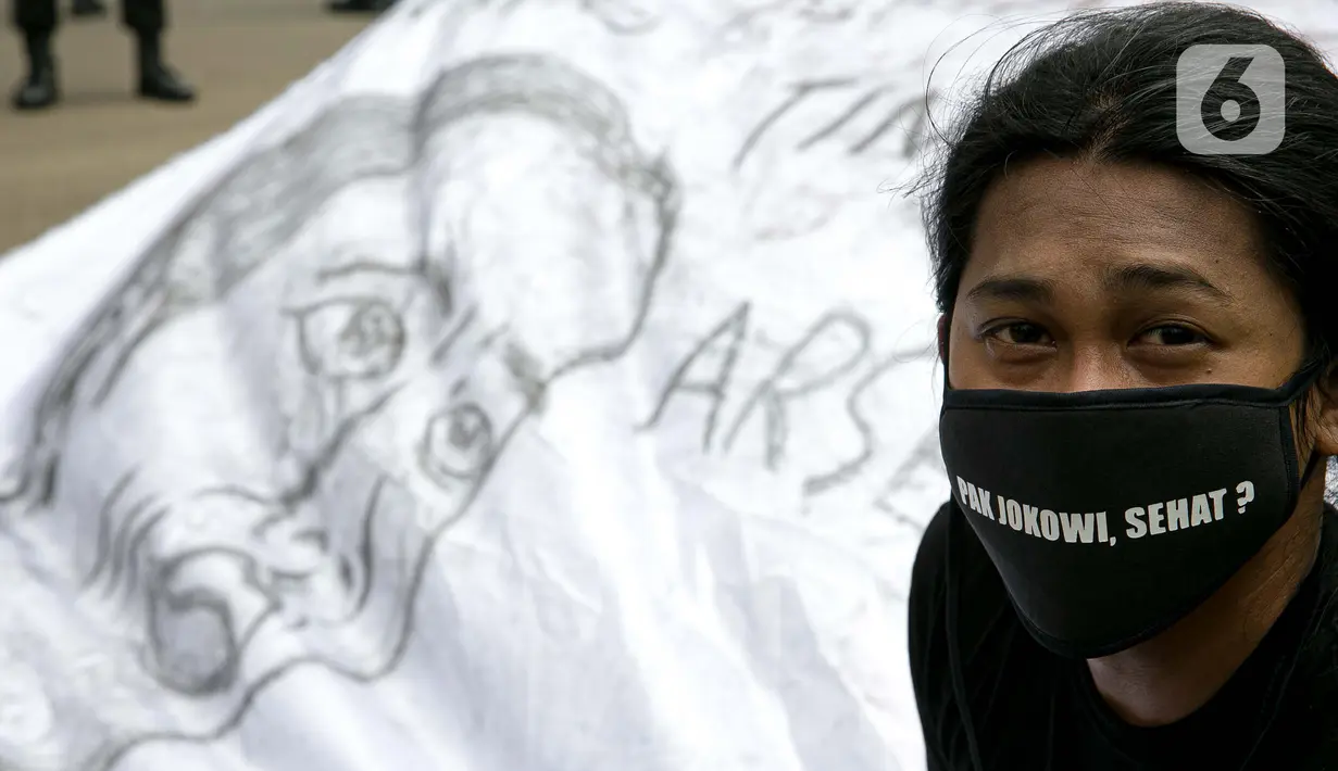 Sejumlah aktivis melakukan aksi simbolik di kawasan Patung Kuda, Jakarta, Kamis (18/3/2021). Aktivis menuntut Presiden Joko Widodo untuk mencabut Omnibus Law UU Cipta Kerja dan regulasi turunannya yang menghapus Fly Ash Bottom Ash (FABA) dari daftar limbah B3. (Liputan6.com/Faizal Fanani)