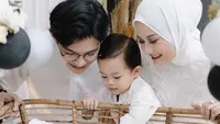 Saat momen Aqiqah, keluarga kecil ini pun tampak kompak mengenakan pakaian serba putih.Credit Instagram/(@dindahw)