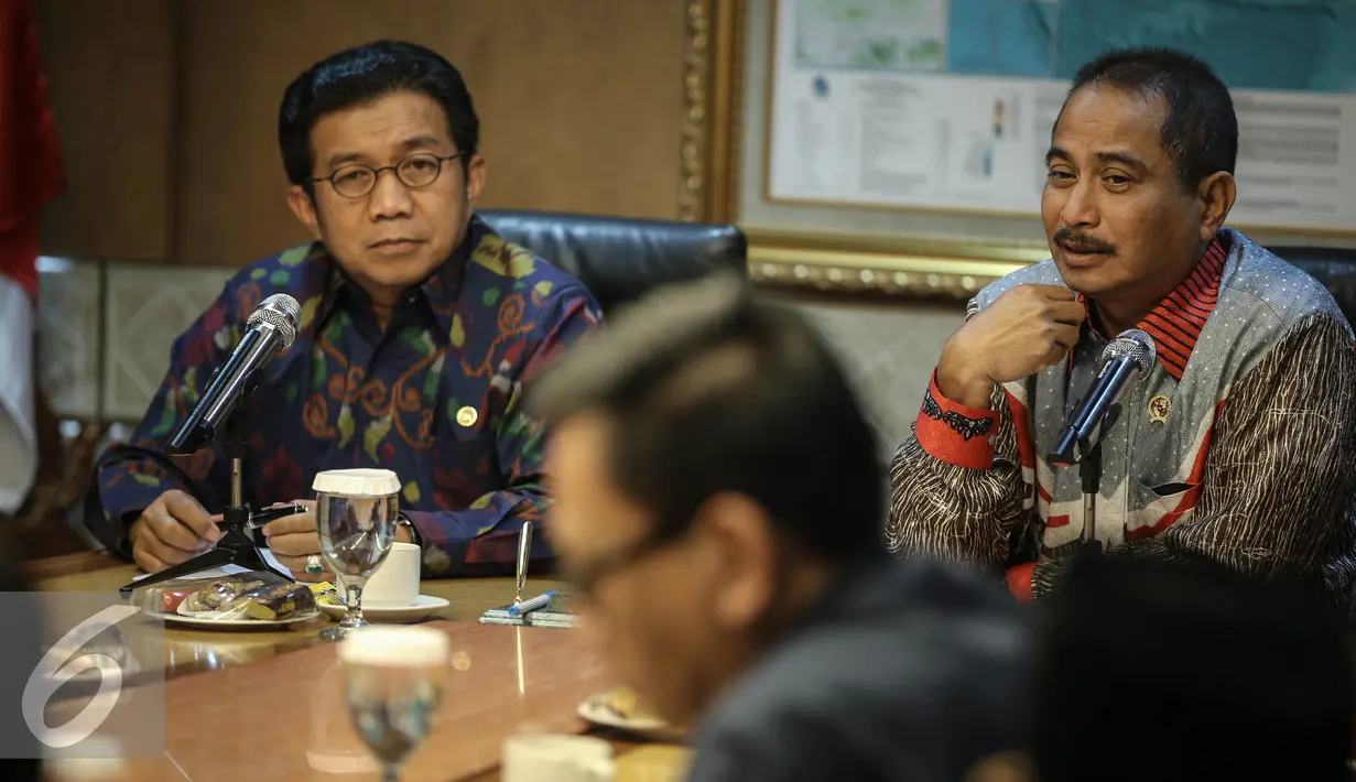 Menteri Pariwisata Arief Yahya memberikan paparan usai menandatangani MoU kerjasama di Jakarta, Selasa (19/4). MoU tersebut terkait pengembangan destinasi dan industri pariwisata melalui Lembaga Jasa Keuangan. (Liputan6.com/Faizal Fanani)