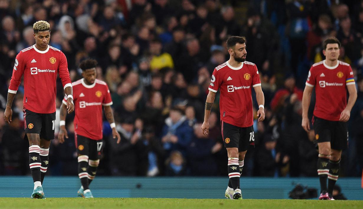 Tampil tanpa Cristiano Ronaldo yang dikabarkan menolak bermain, MU babak belur di kandang Manchester City dalam laga lanjutan Liga Inggris, Minggu (6/3/2022). Kalah mutlak dalam penguasaan bola yang mencapai 30 persen berbanding 70 persen, Setan Merah takluk 1-4. (AFP/Oli Scarff)