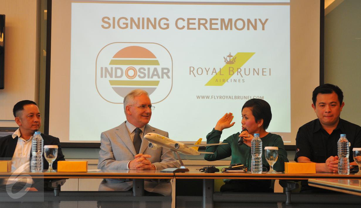Suasana pertemuan antara Royal Brunei Airlines dengan Indosiar, Jakarta, Senin (16/11/2015). Royal Brunei Airlines menjalin kerjasama dengan Indosiar sebagai sponsor program D'Academy Asia. (Liputan6.com/Faisal R Syam)