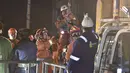Ekspresi seorang pekerja yang berhasil diangkat dari tambang yang runtuh di Pingyi, Provinsi Shandong, China, Jumat (29/1). Empat penambang berhasil diselamatkan setelah terperangkap selama 36 hari di bawah tanah. (REUTERS/China Daily)