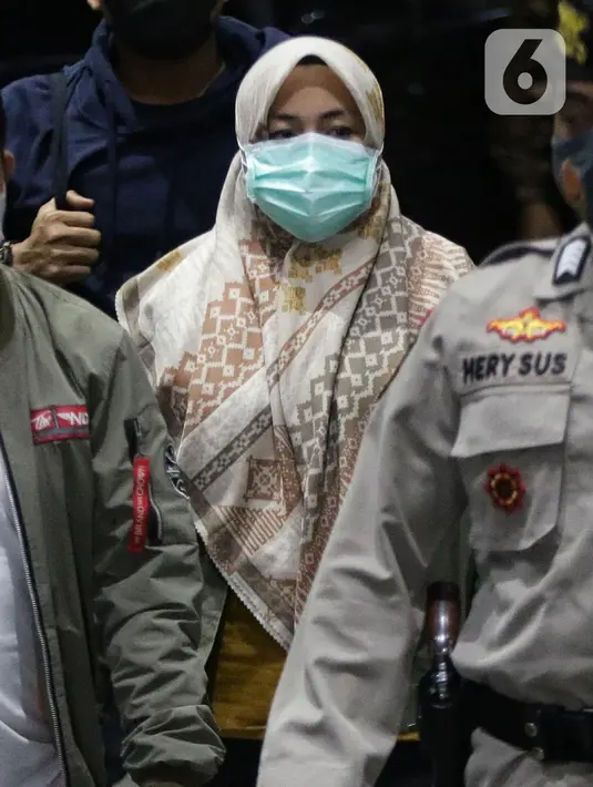 Bupati Kolaka Timur (Koltim) Sulawesi Tenggara, Andi Merya Nur saat tiba di Gedung KPK, Jakarta, Rabu (22/9/2021). Sebelumnya, Andi Merya Nur terjaring operasi tangkap tangan (OTT) KPK bersama lima orang lainnya pada Selasa (21/9) malam. (Liputan6.com/Helmi Fithriansyah)