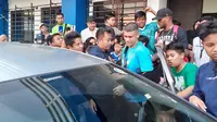 Ciro Alves berjalan melewati Bobotoh usai menggelar latihan bersama Persib Bandung dengan tangan ditopang alat bantu, Minggu (19/6/2022). (Bola.com/Erwin Snaz)