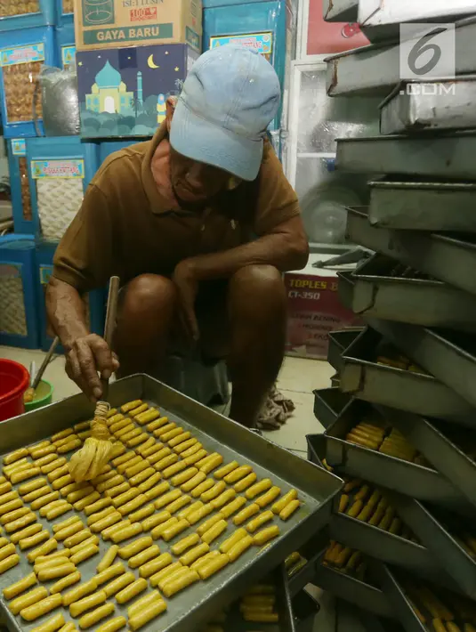 Pekerja membuat kue kering di industri rumahan kawasan Kwitang, Jakarta, Sabtu (18/5/2019). Jelang Lebaran, pengusaha kue kering rumahan mulai kebanjiran pesanan. (Liputan6.com/Herman Zakharia)