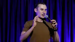 Komika Serhiy Lipko tampil pada pertunjukan stand-up comedy di Kyiv, Ukraina, 11 Juni 2022. Perang Ukraina tidak terlalu lucu, tetapi orang-orang di sana belajar menertawakan kengerian itu semua untuk tetap waras dalam konflik yang telah menewaskan puluhan ribu orang tersebut. (AP Photo/Natacha Pisarenko)