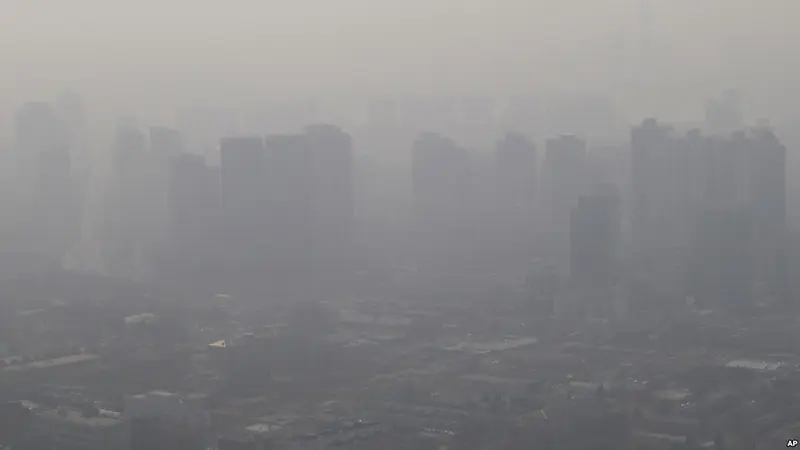 Gedung-gedung di Seoul, Korea Selatan tampak seperti tertutup kabut akibat polusi udara oleh debu halus (AP)