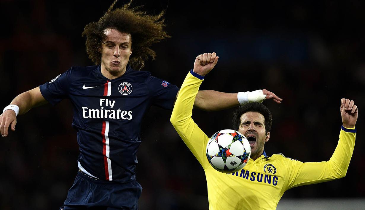 8. David Luiz, pria asal Brasil ini jadi bek termahal di dunia saat pindah dari Chelsea ke PSG dengan harga 49,5 juta pounds. Kini secara mengejutkan pada hari terakhir penutupan bursa transfer dirinya kembali ke Stamford Bridge. (AFP/Franck Fife)