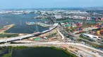 Gambar udara menunjukkan pembangunan Jalan Tol Laut Semarang-Demak, sebuah mega-proyek nasional yang dirancang untuk mengatasi banjir pasang surut air laut yang sering terjadi di sepanjang pantai utara, di Semarang, Jawa Tengah, pada Minggu 19 April 2026. Pembangunan Jalan Tol Semarang-Demak Seksi 1 (Kaligawe-Sayung) sepanjang 10,64 km terus dipercepat dengan progres mencapai lebih dari 50% per akhir 2025. (DEVI RAHMAN/AFP)