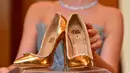 Sepasang sepatu high heels 'The Passion Diamond' dipamerkan di Burj Al Arab, Dubai, Uni Emirat Arab, Rabu (26/9). Sepatu tersebut dibanderol dengan harga 17 juta dolar Amerika, atau setara Rp 253,7 miliar. (AFP PHOTO / GIUSEPPE CACACE)