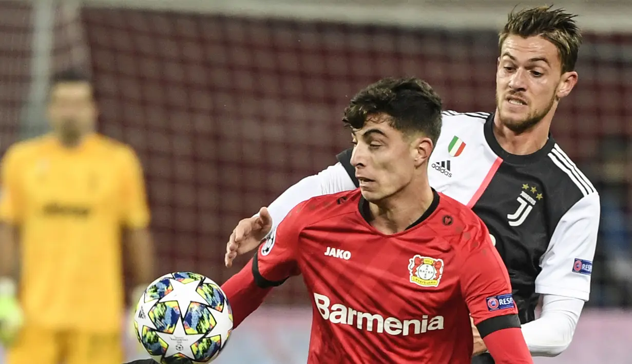 Foto file yang diambil pada 11 Desember 2019 Bek Juventus, Daniele Rugani  berusaha merebut bola dari pemain Leverkusen, Kai Havertz pada pertandingan grup D Liga Champions di Leverkusen, Jerman. Rugani  dinyatakan positif terkena virus corona, yang diumumkan klub 11 Maret 2020. (AFP/Ina Fassbender)