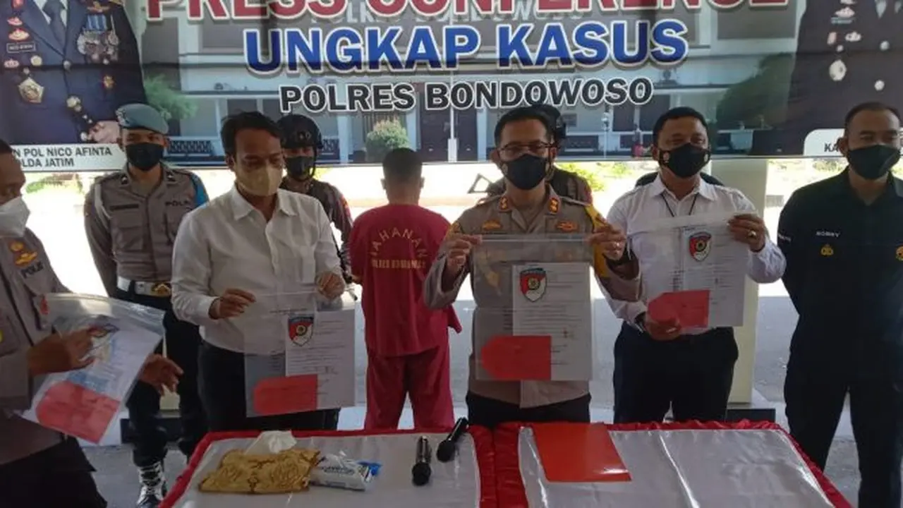 Kapolres  Bondowoso AKBP Wimboko (Tengah) tunjukan barang bukti investasi LPG yang mengakibatkan kerugian Rp20 miliar (Istimewa)