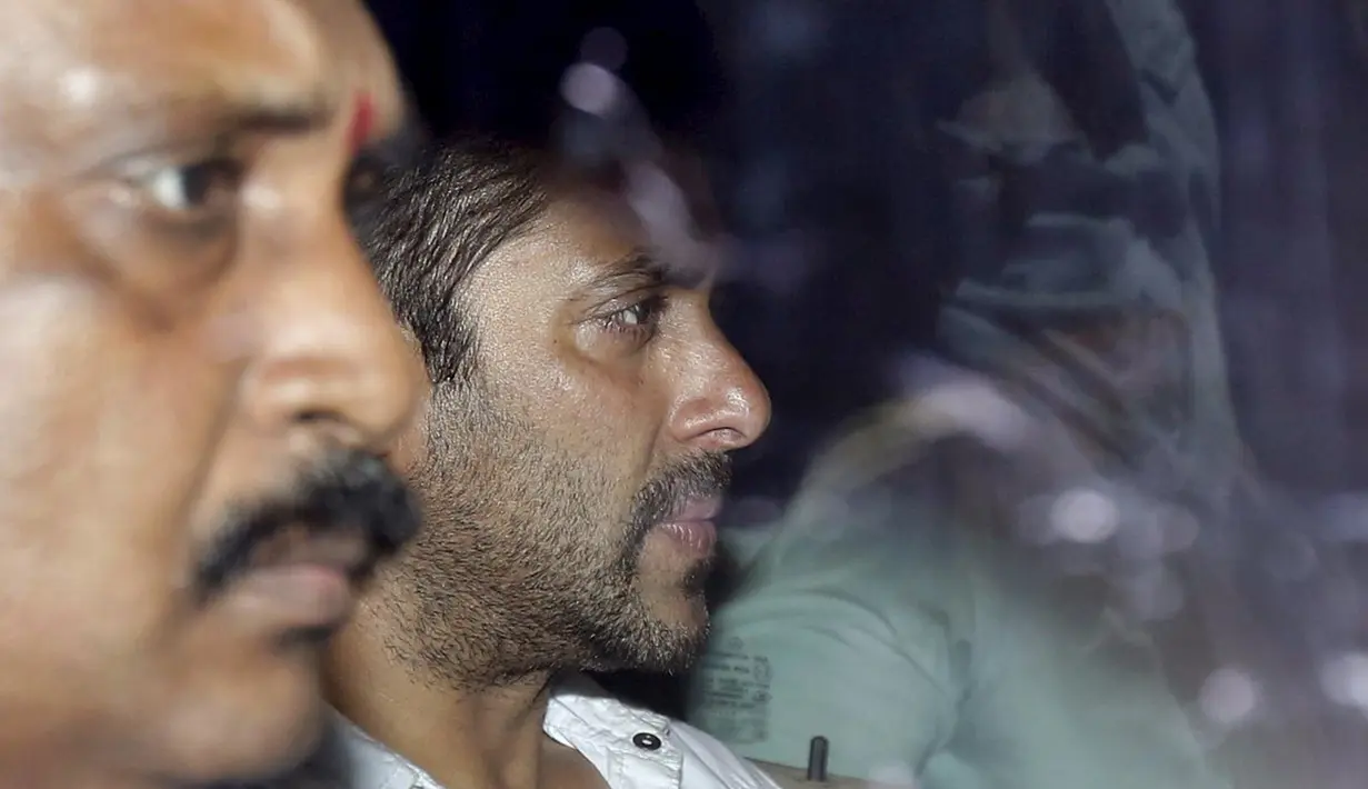 Bintang Bollywood, Salman Khan (kanan) duduk di dalam mobil saat meninggalkan pengadilan di Mumbai, India, Rabu (6/5/2015). Salman dijatuhi hukuman lima tahun penjara karena terbukti bersalah dalam kasus tabrak lari pada 2002.(REUTERS/Shailesh Andrade)