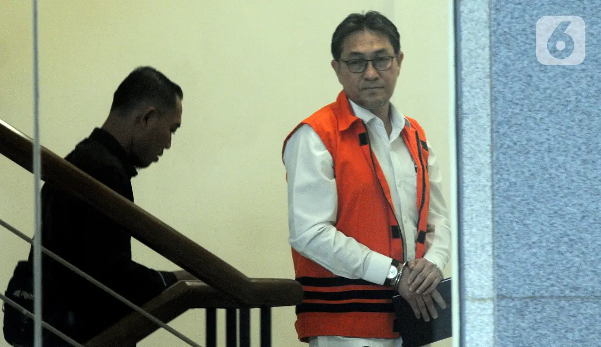 Mantan Anggota DPR F-PAN Sukiman bersiap untuk pemeriksaan di gedung KPK, Jakarta, Kamis (14/11/2019). Sukiman diperiksa sebagai tersangka terkait penerimaan suap untuk meloloskan alokasi dana perimbangan di APBN-P 2017 dan APBN 2018 untuk Kab. Pegunungan Arfak, Papua Barat (merdeka.com/Dwi Narwoko)