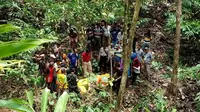 Mahasiswa UPN Yogyakarta dan warga Kebumen temukan kerangka manusia di gua kuno Pegunungan Karst Gombong Selatan. (Foto: Liputan6.com/Polres Kebumen/Muhamad Ridlo)