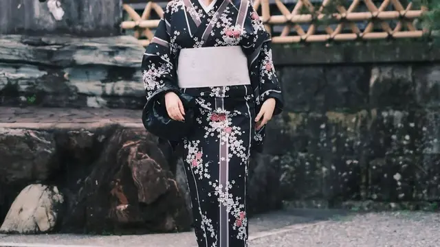 Gaya monokrom Ranty Maria yang jadi inspirasi. (credit:instagram.com/rantymaria)