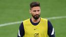 Pelatih Prancis, Didier Deschamps memberi isyarat di sebelah penyerang Prancis Olivier Giroud selama sesi latihan di Stadion Velodrome di Marseille, Prancis selatan (24/3/2022). Prancis akan bertanding melawan Pantai Gading pada pertandingan persahabatan. (AFP/Franck Fife)