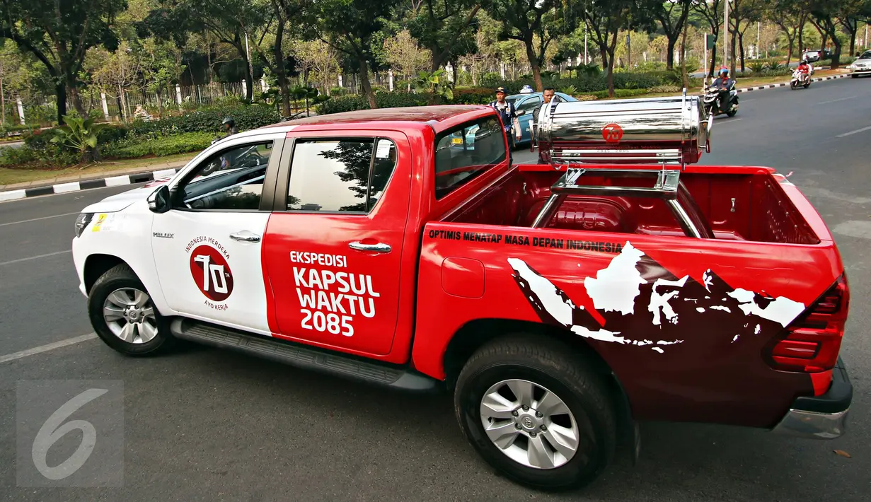 Mobil Kapsul waktu siap berkeliling Pulau Jawa, Jakarta, Sabtu (31/10/2015). Kapsul Waktu berisi kumpulan mimpi dan harapan anak-anak bangsa dari Sabang sampai Merauke. (Liputan6.com/ Immanuel Antonius)