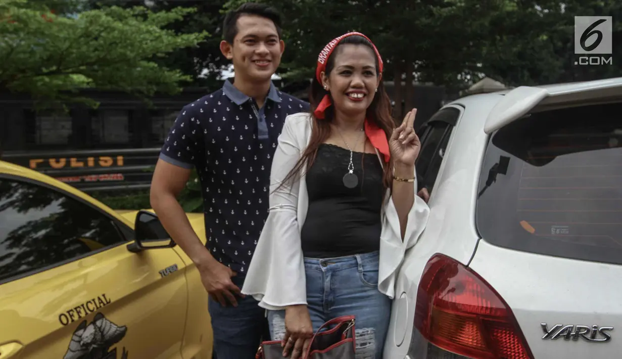 Elly Sugigi bersama pacarnya Irfan Sbaztian berpose saat menghadiri acara penandatanganan MoU pemberantasan dan penyalahgunaan narkoba di lingkungan artis di Mapolres Metro Jakarta Selatan, Kamis (22/2). (Liputan6.com/Faizal Fanani)