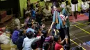 Ibu Negara Iriana Joko Widodo bersalaman dengan anak-anak di lokasi pengungsian Gor Sweca Pura, Klungkung, Bali, Salasa (26/9). Dalam kunjungannya Jokowi memberikan bantuan sebesar 7,1 Miliar. (Liputan6.com/Gempur M Surya)