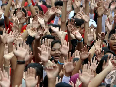 Ribuan orang hadir di "Celebrate Dance4life 2014", Bundaran HI, Jakarta, Minggu (7/12/2014). (Liputan6.com/Miftahul Hayat)