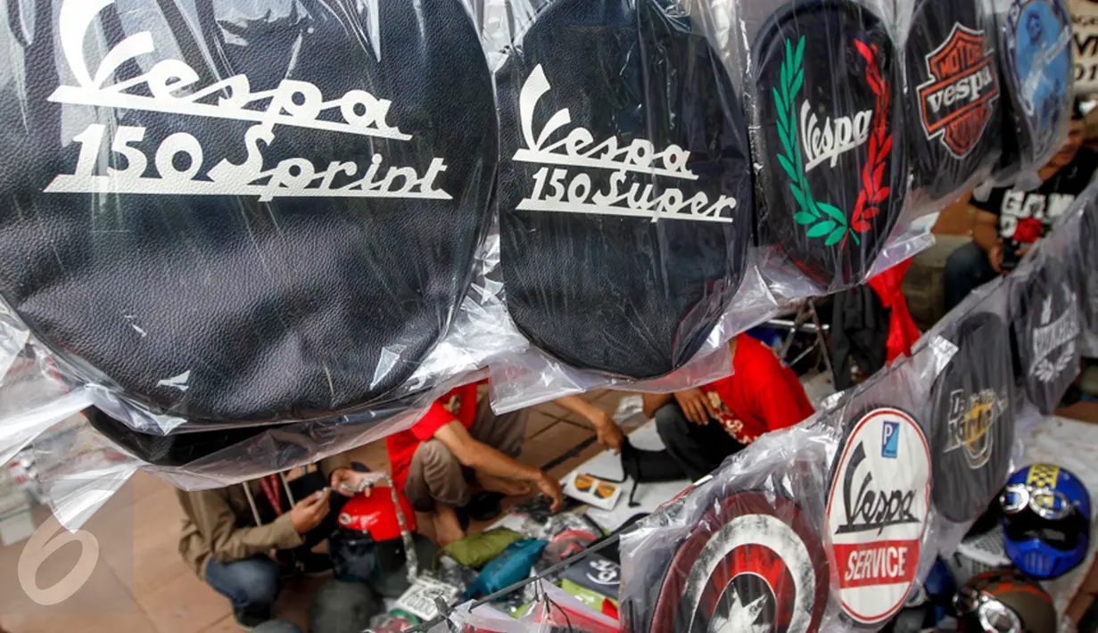 Aksesoris untuk vespa dijual dalam pagelaran bertajuk 'Jakarta Vintage Weekend Market', di Tugu Proklamasi, Jakarta, Minggu (20/12/2015). Kegiatan ini dalam rangka mengumpulkan sumbangan untuk para veteran yang hidup miskin. (Liputan6.com/Faizal Fanani)