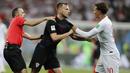 Gelandang Kroasia, Ivan Rakitic, bersitegang dengan gelandang Inggris, Dele Alli, pada laga semifinal Piala Dunia di Stadion Luzhniki, Rabu (11/7/2018). Kroasia menang 2-1 atas Inggris. (AP/Frank Augstein)