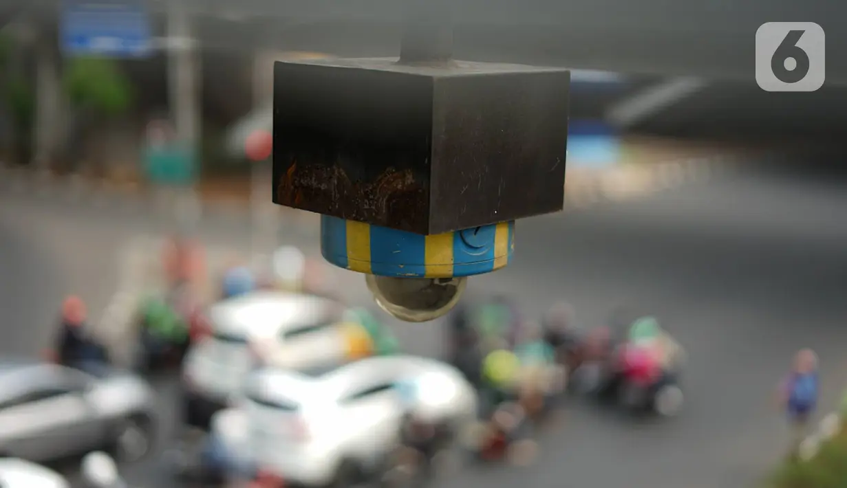 Kamera CCTV pemantau arus lalu lintas terpasang di JPO kawasan Cawang, Jakarta Timur, Kamis (10/10/2019). Dirlantas Polda Metro Jaya Kombes Pol Yusuf mengatakan Pemprov DKI Jakarta akan membantu pihaknya dalam pengadaan kamera tilang elektronik. (Liputan6.com/Immanuel Antonius)