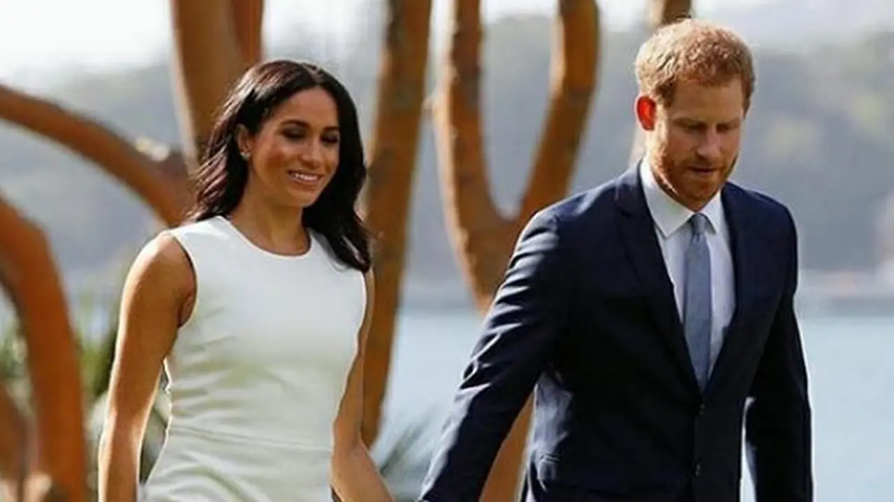 Inspirasi gaya gaun putih untuk ibu hamil dari Meghan Markle