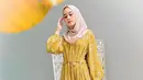 <p>Gamis floral warna kuning dengan hijab nuansa earth tone akan sukses buat kamu tampil anggun dan memesona. (Instagram.com/syaninditananda)</p>