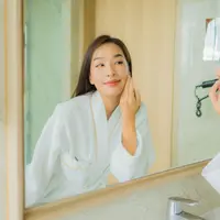 Penggunaan toner baik untuk menghidrasi kulit/copyright freepik/lifeforstock