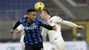 Striker Inter Milan, Lautaro Martinez, duel udara dengan pemain Spezia, Ardian Ismajli, pada laga Liga Italia di Stadion Giuseppe Meazza, Minggu (20/12/2020). Inter Milan menang dengan skor 2-1. (AP/Luca Bruno)