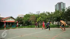 Bocah bermain di Ruang Publik Terpadu Ramah Anak (RPTRA) Jalan H Baung III RT 5/2 Pasar Minggu Jakarta, Senin (14/12). Akibat terkendala nota kesepahaman dengan perusahaan penyumbang CSR membuat pembangunan RPTRA itu terhambat. (Liputan6.com/Yoppy Renato)