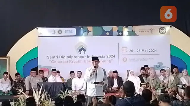 Menparekraf Sandiaga Uno saat berkunjung ke Ponpes Syamsul Ulum Kota Sukabumi (Liputan6.com/Fira Syahrin).