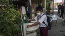 Seorang siswa mencuci tangan sebelum memasuki sekolah sebelum mengikuti pembelajaran tatap muka (PTM) di sebuah sekolah di Surabaya, Jawa Timur, Senin (6/9/2021). Pemerintah kembali membuka sekolah di tengah pandemi COVID-19. (JUNI KRISWANTO/AFP)