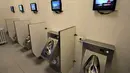 Toilet umum pertama yang dilengkapi Wi-fi, mesin ATM hingga tempat pengisian energi untuk ponsel dan mobil listrik di Beijing, Kamis (19/11/2015). Toilet ini juga akan dibuka di pinggiran kota Beijing dan kota lainnya. (CHINA OUT AFP PHOTO)