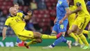 Bek Swedia Marcus Danielsson (kiri) melakukan pelanggaran keras terhadap pemain Ukraina  pada pertandingan babak 16 besar Euro 2020 di Hampden Park, Selasa (29/6/2021). ( Foto: AFP/Pool/Lee Smith)