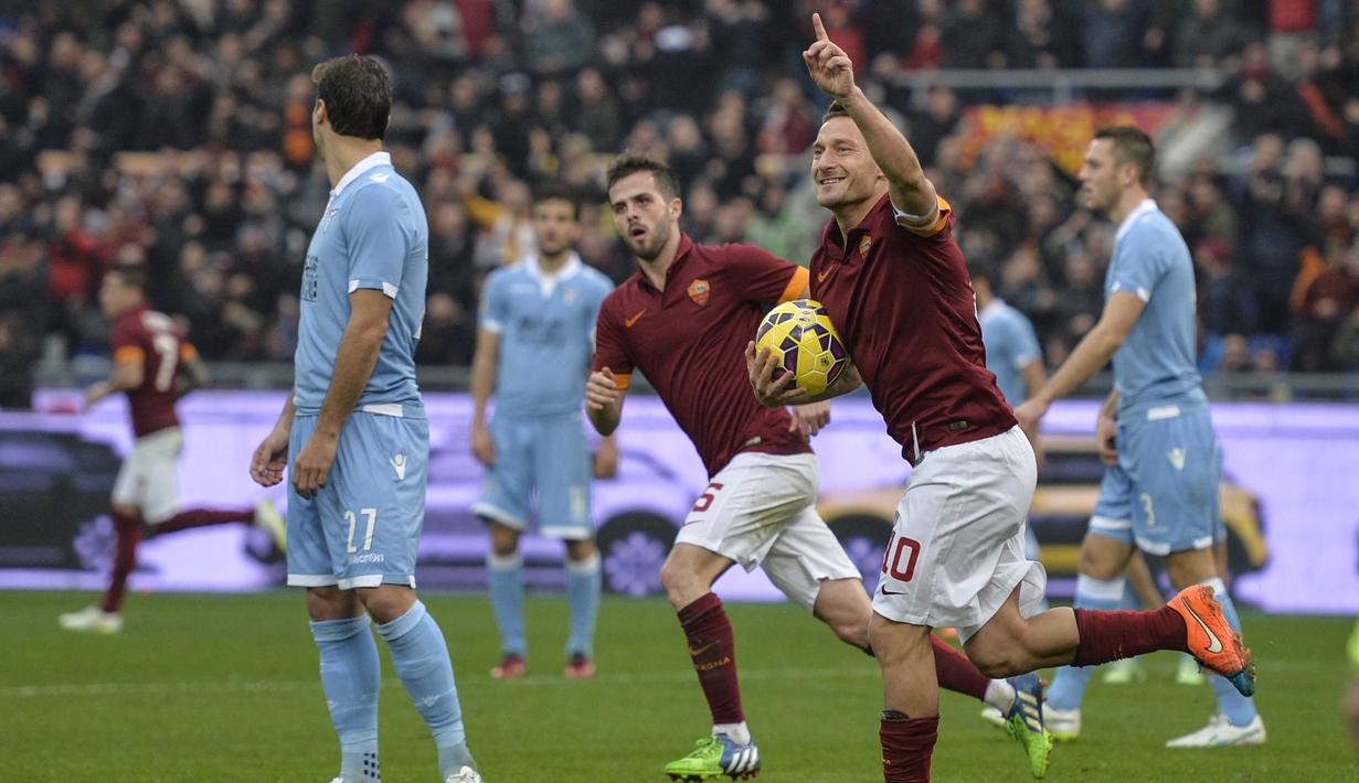 Francesco Totti. Striker Italia yang kini berusia 45 tahun dan telah pensiun bersama satu-satunya klub yang dibela selama 25 musim, AS Roma pada Juli 2017, menjadi pemain dengan torehan gol penalti terbanyak di Serie A Liga Italia. Total ia mencetak 71 gol dari eksekusi penalti. (AFP/Andreas Solaro)