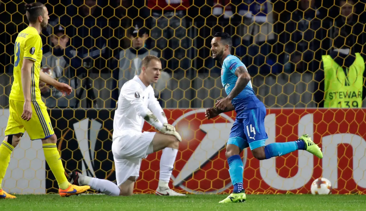 Pemain Arsenal, Theo Walcott melakukan selebrasi setelah berhasil mencetak gol ke gawang BATE Borisov dalam lanjutan fase Grup H Liga Europa 2017/18 di Borisov Arena, Kamis (28/9). Dua gol Theo Walcott mewarnai kemenangan The Gunners 4-2 (AP/Sergei Grits)