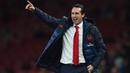 Pelatih Arsenal, Unai Emery, memberikan instruksi kepada pemainnya saat melawan Standard Liege pada laga Liga Europa di Stadion Emirates, London, Kamis (3/10). Arsenal menang 4-0 atas Liege. (AFP/Glyn Kirk)