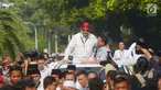 Ketua umum Partai Gerindra Prabowo Subianto mengenakan bandana merah menyapa para pendukungnya usai mendaftarkan bakal calon pasangan Presiden dan wakil presiden di Komisi Pemilihan Umum (KPU), Jakarta, Jumat (10/8).(Merdeka.com/Imam Buhori)