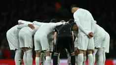 Pemain Arsenal melakukan briefing sebelum laga putaran ketiga Piala FA 2023/2024 melawan Liverpool di Emirates Stadium, London, Inggris, Minggu (07/01/2024) WIB. Skuad The Gunners terlihat mengenakan jersey serba putih meski bermain sebagai tim kandang. (AFP/Ben Stansall)