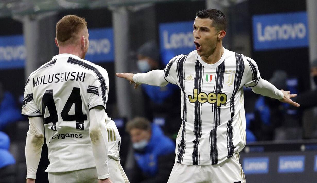 Striker Juventus, Cristiano Ronaldo, melakukan selebrasi usai mencetak gol ke gawang Inter Milan pada laga Coppa Italia di Stadion Giuseppe Meazza, Selasa (2/2/2021). Juventus menang dengan skor 2-1. (AP/Luca Bruno)