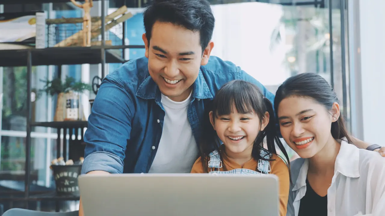 Ilustrasi keluarga sedang menggunakan internet